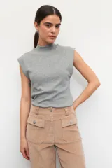 Musculosa blanca de algodón con cuello alto y sisas amplias.