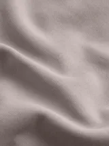 Buzo Calvin Klein con capucha y cremallera, color lila, de corte relaxed, con bolsillos laterales, puños y dobladillo con punto canalé y parche con logo en el pecho.