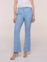 Pantalón de vestir de tiro alto marca Elie Tahari, con diseño semi-acampanado y estampado geométrico en tonos celestes y azules. Cuenta con pretina limpia, cierre frontal oculto y bolsillos laterales.