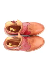 Bota de cuero color beige con hebilla y taco cuadrado.