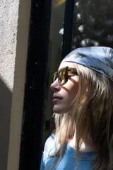 Lentes de sol con montura gruesa de forma cuadrada/rectangular, color verde oliva translúcido, y cristales tintados en tono ámbar/marrón claro.