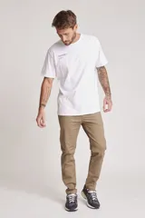 Remera blanca de manga corta y corte clásico, con estampa tipográfica minimalista en el pecho.