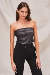 Top strapless negro con textura acanalada y corte ajustado.