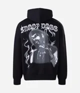Buzo con capucha de algodón con forro polar, diseño de manga larga con puños y bajo elásticos, y bolsillo tipo canguro. Presenta un estampado gráfico en la espalda con la imagen de Snoop Dogg y lettering estilo gótico.