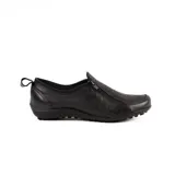 Zapato plano de cuero negro con diseño calado, cierre lateral diagonal y tira trasera para facilitar el calce.