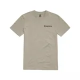 Remera color arena con logo de la marca Emerica estampado en el pecho.