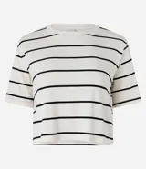 Remera boxy cropped de manga corta, con cuello redondo y diseño rayado horizontal, confeccionada en mezcla de viscosa, poliéster y elastano.
