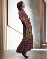 Vestido largo con cuello en V y mangas anchas, confeccionado en tejido de lana y seda a cuadros en tonos fucsia, rojo, verde y amarillo.
