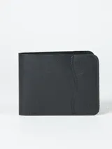 Billetera de cuero color negro, con múltiples ranuras para tarjetas y compartimento para billetes.