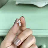 Aros dorados con forma irregular, con un cristal triangular y otro redondo engarzados.