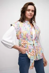 Chaleco con estampado floral multicolor, cuello mao, sin mangas y lazo de ajuste en la cintura.