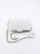 Bandolera pequeña de color blanco con diseño acolchado de rombos y cierre frontal con solapa.