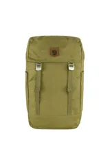 Mochila Fjallraven modelo Greenland Top, color verde oliva, con logo de cuero en el frente y correas de ajuste con hebillas metálicas.