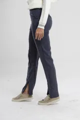 Pantalón de vestir azul con microestampado a cuadros, corte ajustado, tiro alto y aberturas en el ruedo.