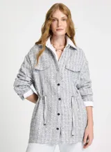 Parca gris de malla con bordado de lentejuelas, corte ajustado, cuello camisero, cierre frontal con botones, dos bolsillos decorativos, cintura con cordón, mangas largas y largo extra.