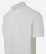 Remera polo de manga corta color verde militar, confeccionada en algodón peruano con cuello convencional y cierre de botones.