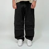 Pantalón de jean negro de corte ancho con múltiples bolsillos cargo.