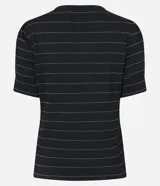 Blusa de viscosa color negro con estampado de rayas horizontales plateadas, cuello redondo y mangas cortas.