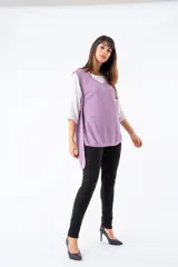 Chaleco largo lila de punto, con escote en V y aberturas laterales. Diseño oversized sin mangas.