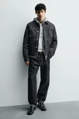 Zapato de vestir tipo derby fabricado en piel, con horma cuadrada y suela con ligero tacón.