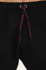 Pantalón de jogging negro con dos bolsillos laterales, un bolsillo trasero y logo BASSET 1992 bordado en blanco.