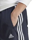 Short deportivo azul marino con cintura elástica ajustable con cordón, calzoncillo interior de malla y tres tiras blancas verticales en los laterales.