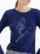Remera de algodón pima con elastano, de calce al cuerpo, cuello redondo y mangas largas. Presenta una estampa frontal lineal en color blanco que representa a un esquiador con alas.