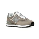Championes urbanos New Balance modelo 574 Core, color gris con detalles en blanco, confeccionados en gamuza y malla, con logo "N" característico en los laterales y entresuela ENCAP.