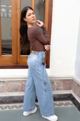 Jean wide leg de tiro alto en color azul claro, con bolsillos traseros y trabillas para cinturón.