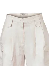 Short estilo cargo tiro alto de lino orgánico color beige, con pinzas frontales, amplios bolsillos laterales con solapa y botones, y trabillas para cinturón.