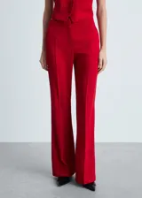 Pantalon de vestir color rojo, de corte wide leg y tiro medio. Presenta diseño largo con pinzas frontales, bolsillos laterales y cierre oculto con cremallera, botón y ganchos.
