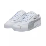 Championes Puma modelo Speedcat LTH, de diseño inspirado en el automovilismo. Presentan una base de cuero blanco con detalles en color dorado en los laterales y el logo de la marca. Cuentan con una suela de goma negra de perfil bajo y diseño envolvente en el talón.