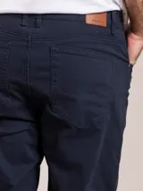 Pantalón de sarga color beige, de corte recto y cinco bolsillos.