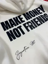 Hoodie de color blanco con capucha, corte holgado y estampado gráfico en la espalda con la frase 'MAKE MONEY NOT FRIENDS' en color negro.