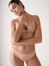 Bralette negro de microfibra con corte láser, sin aro, con copas removibles y breteles ajustables. Cierre posterior con broche de múltiples posiciones.