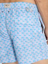 Short de baño celeste con estampado de caballitos de mar rosas. Tiene cintura elástica con cordón ajustable, bolsillos delanteros y traseros, y mosquetón.