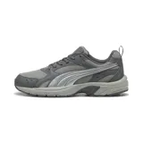 Championes deportivos Puma Milenio Tech LT, color gris oscuro con detalles plateados y suela gris.