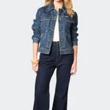 Campera de jean azul con cierre frontal de botones metálicos, cuello clásico, dos bolsillos superiores con solapa y costuras reforzadas.