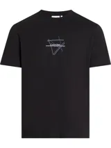 Remera de cuello redondo y manga corta, confeccionada en una mezcla de algodón. Presenta un diseño minimalista en color negro con un gráfico lineal geométrico y el logo de la marca estampado en el centro del pecho.