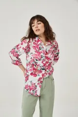 Camisa blanca con estampado floral en tonos rosados, de manga larga y corte clásico.