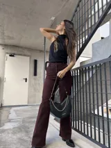 Top negro elastizado con cuello halter y espalda descubierta.