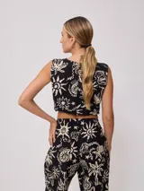 Top sin mangas de algodón con estampado playero en tonos naranja y crema, con ajuste lateral mediante cordones.