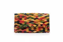 Cartera de mano tipo clutch Culebra, confeccionada artesanalmente con pequeñas piezas de madera en múltiples colores formando un diseño de mosaico.