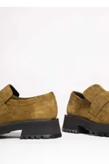 Mocasines de gamuza color tostado, con suela gruesa negra de goma con plataforma y diseño track.