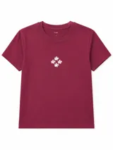 Remera color off-white con cuello redondo y manga corta, de corte clásico. Cuenta con un diseño gráfico central que incluye un cuadrado rojo, la palabra "Cherry" en tipografía cursiva roja, un dibujo de cerezas atadas con un lazo celeste y la frase "Ma chérie" en la parte inferior.