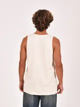 Musculosa de algodón color negro, con cuello redondo y diseño básico sin mangas.