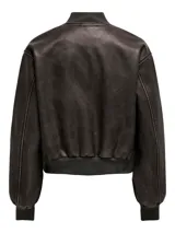 Chaqueta bomber corta color marrón chocolate, con cuello biker, cierre de cremallera frontal, bolsillos laterales y puños acanalados.