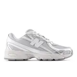 Championes New Balance modelo 740, color gris claro con detalles plateados metalizados y logo 'N' en el lateral. Presentan tecnología ABZORB en la entresuela.