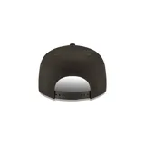 Gorro New Era negro con logo de los New York Yankees bordado en el frente.