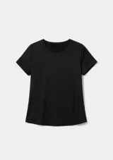 Camiseta deportiva negra de manga corta, cuello redondo y calce clásico, confeccionada en tejido transpirable.